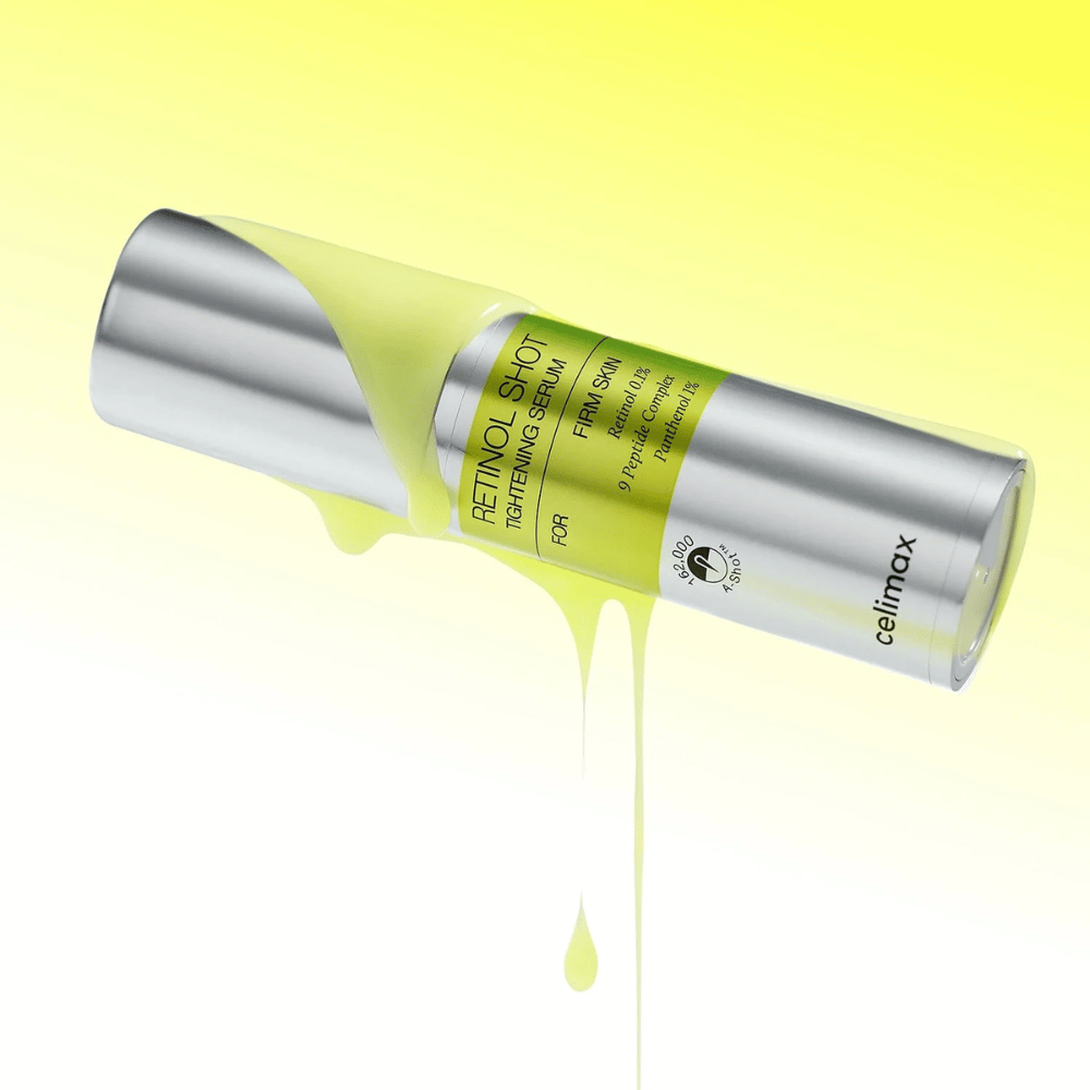 Slika izdelka The Vita-A Retinol Shot Tightening Serum od Celimax z rumenim serumom, ki teče po steklenici na svetlo rumenem ozadju.