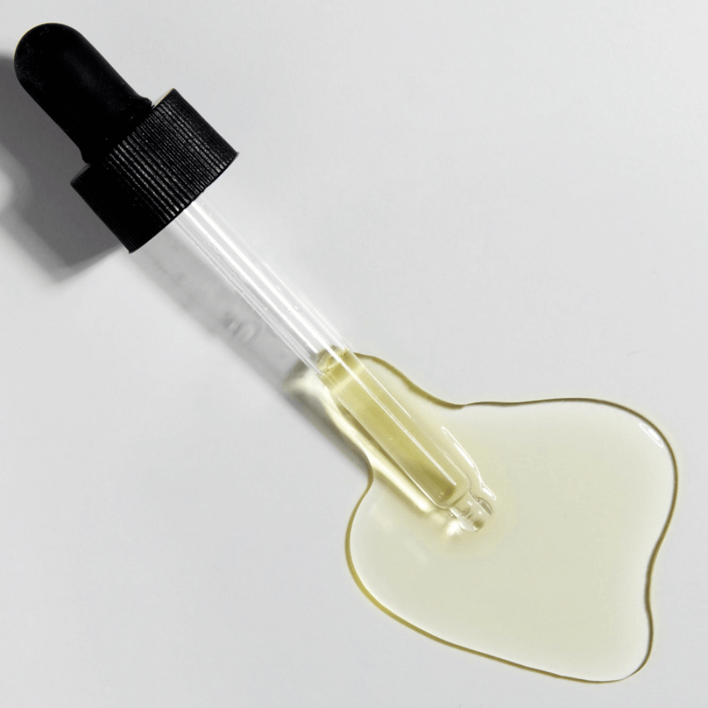 Povečava na pipeto z COSRX The Vitamin C 13 Serum in zlato C-vitamin formulo, koncentrirano serum z vitaminom E in hialuronsko kislino.