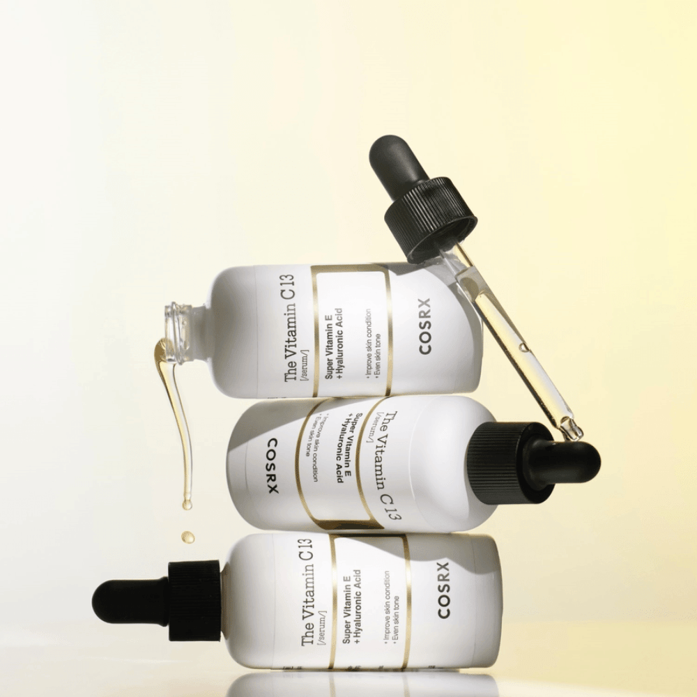 COSRX The Vitamin C 13 Serum z vitaminom E in hialuronsko kislino, tri stekleničke s pipeto in kapljicami C-vitamin seruma proti neenakomernemu tenu kože in za sijaj.