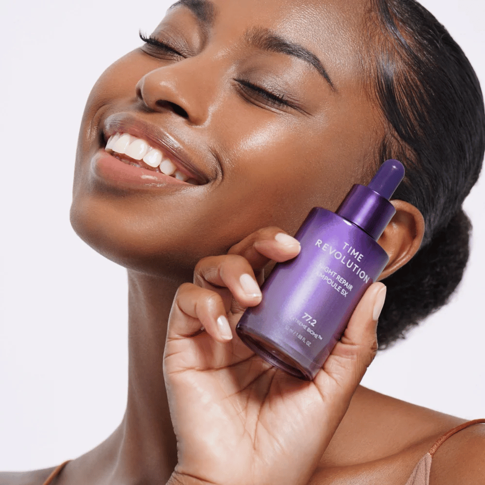 4. MISSHA Time Revolution Night Repair Ampoule 5X – model drži vijolični nočni serum za nego obraza in sijaj
