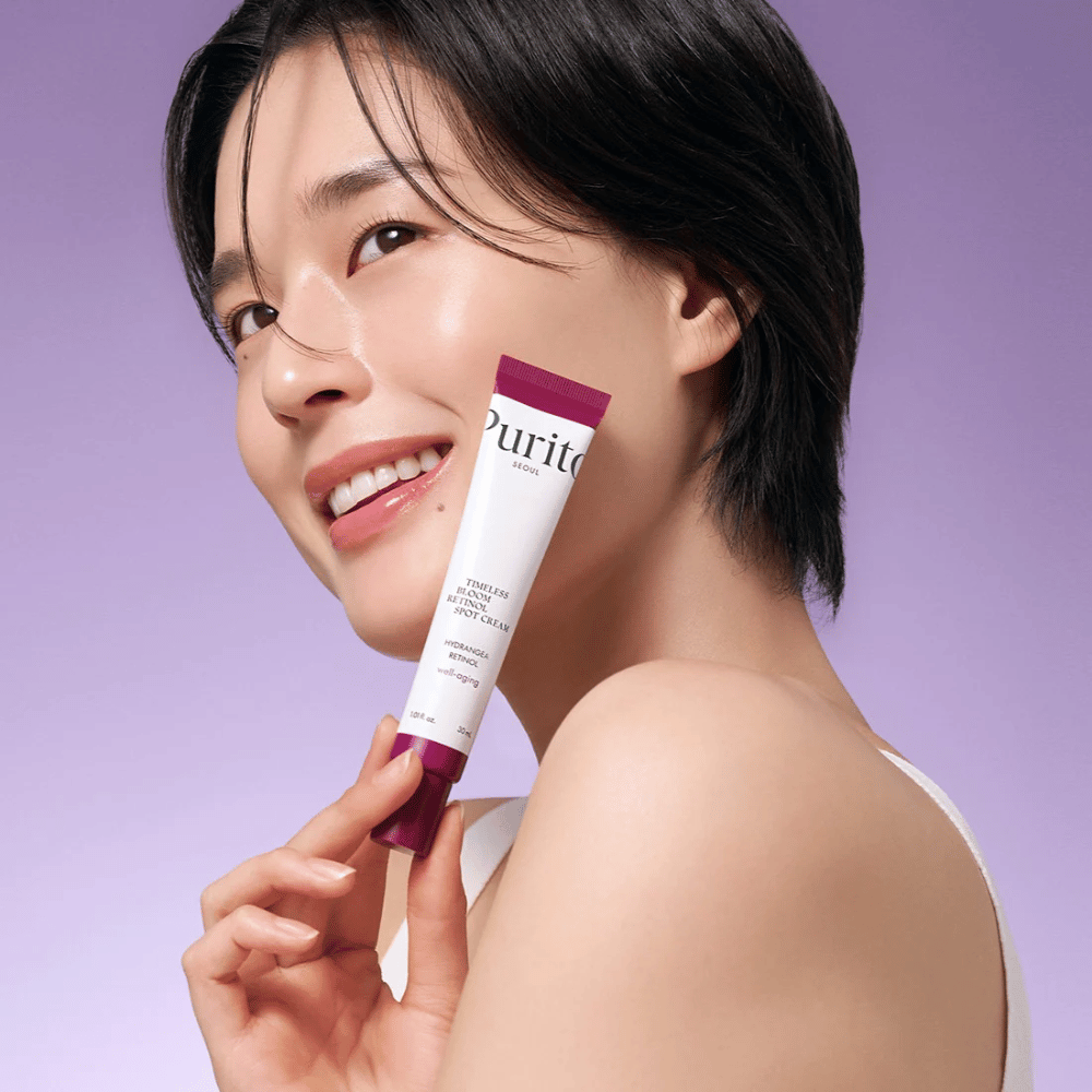 Purito Timeless Bloom Retinol Spot Cream je ciljno usmerjeno zdravljenje, ki vsebuje retinol za zmanjšanje drobnih linij in izboljšanje elastičnosti kože. Z vlažilnimi sestavinami obnavlja sijaj kože in krepi pregrado, popolna za zrelo kožo ali kot rutina proti staranju.