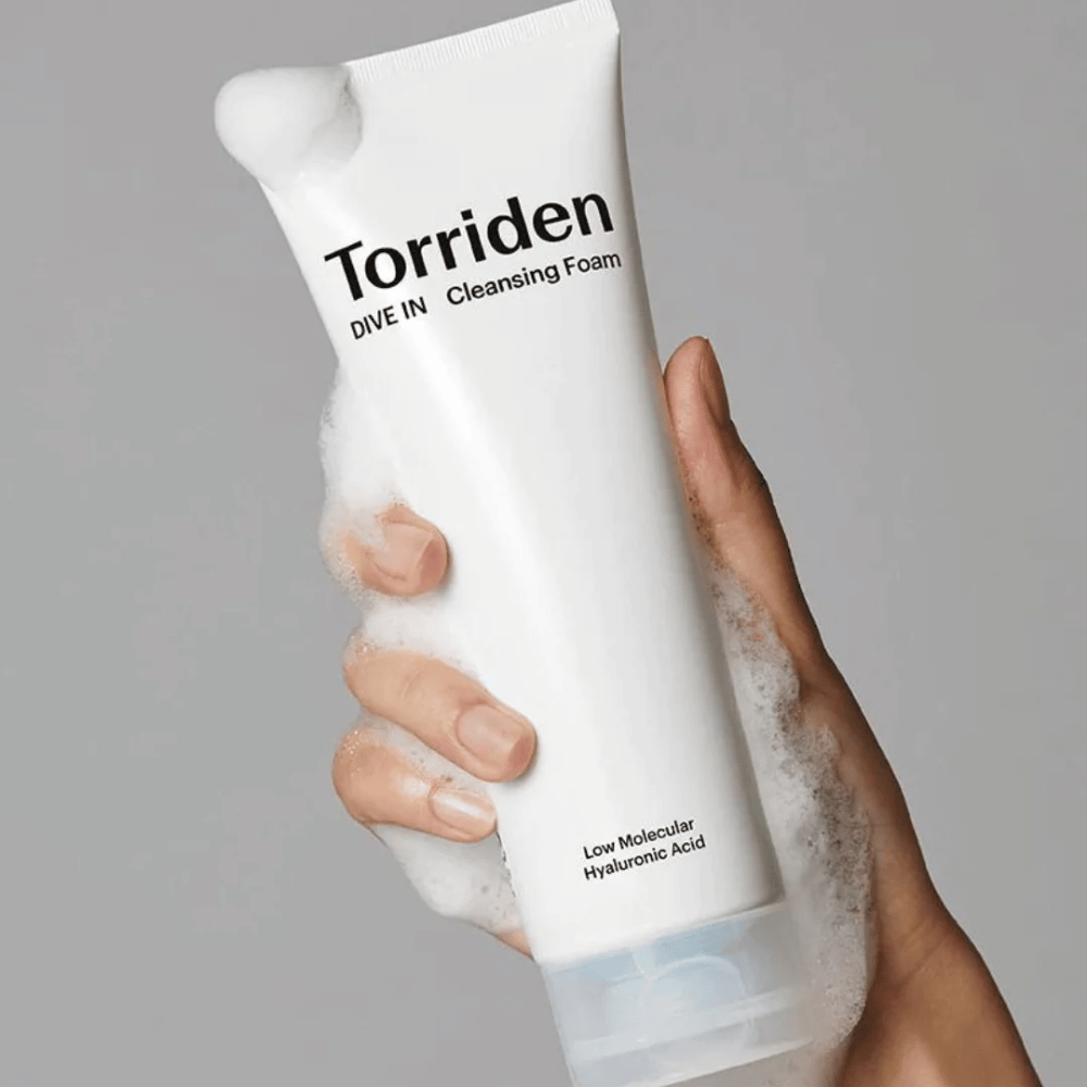 Roka, ki drži tubo pH-uravnoteženega Torriden DIVE-IN Low Molecular Hyaluronic Acid Cleansing Foam 150ml.