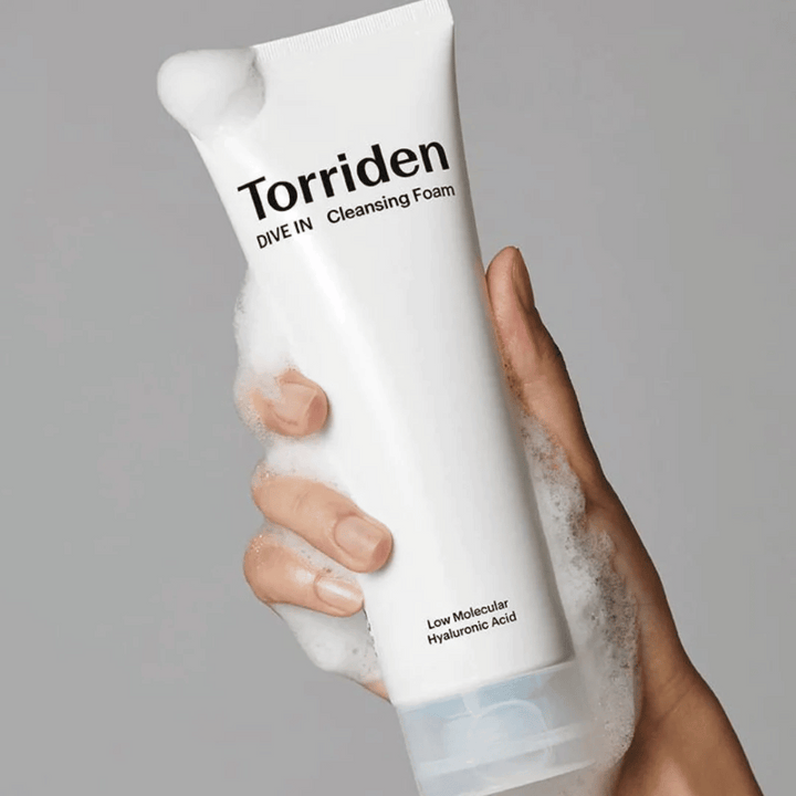Roka, ki drži tubo pH-uravnoteženega Torriden DIVE-IN Low Molecular Hyaluronic Acid Cleansing Foam 150ml.