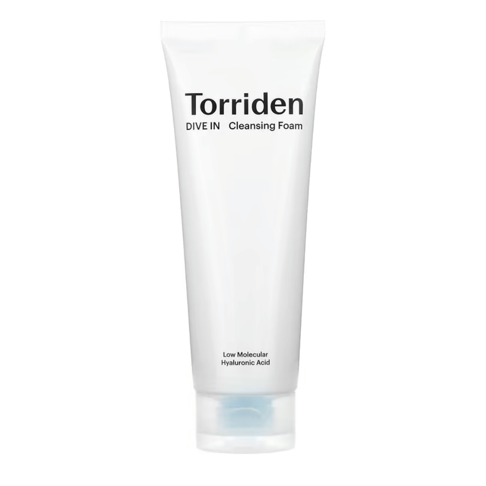 Ena tuba DIVE-IN Low Molecular Hyaluronic Acid Cleansing Foam 150ml iz Torriden na beli podlagi.