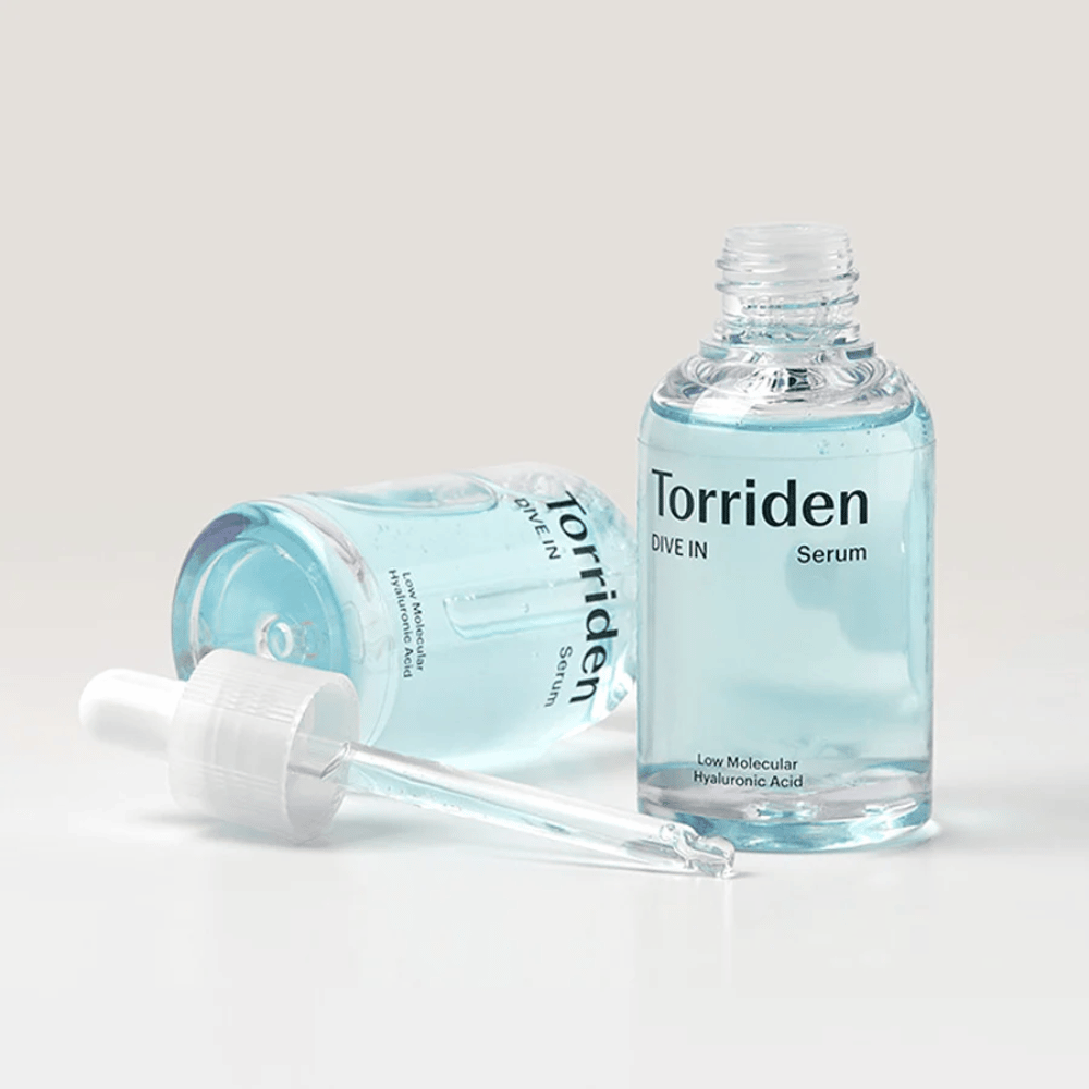 Steklenica Torriden DIVE-IN Low Molecule Hyaluronic Acid Serum 50ml poleg steklenice vode, ki poudarja hialuronski serum in vlaženje.