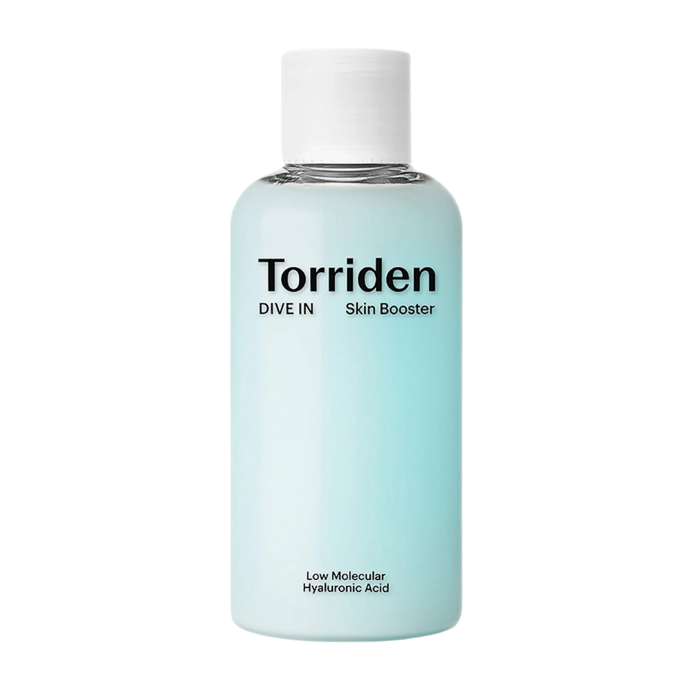 Steklenica s kozmetičnim izdelkom označena "Torriden DIVE IN Skin Booster" z nizkomolekularno hialuronsko kislino.