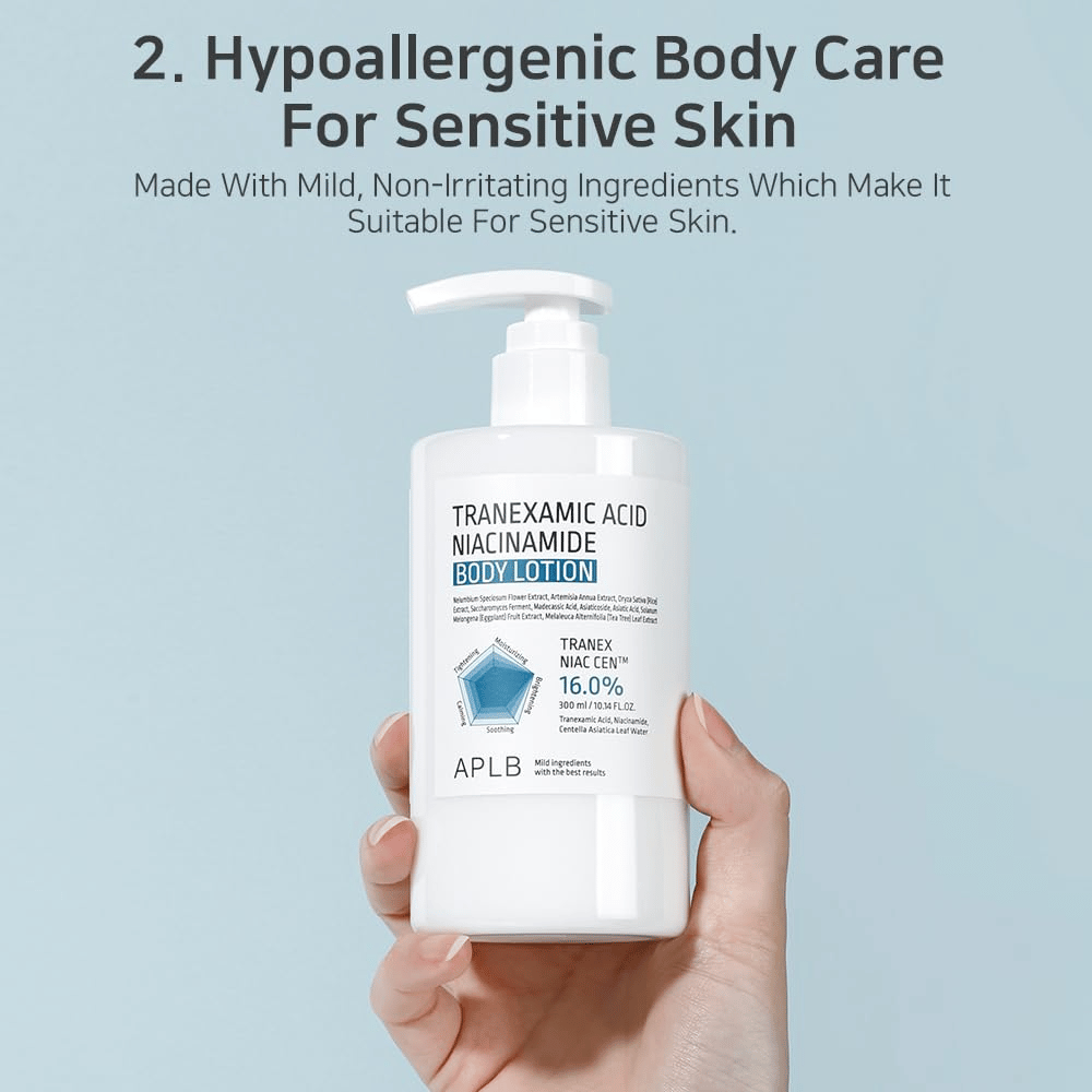 Produktna slika, ki prikazuje APLB Tranexamic Acid Niacinamide Body Lotion s poudarkom na hipoalergeni negi telesa za občutljivo kožo. Slika poudarja blage in nežne sestavine, primerne za suho in občutljivo kožo.