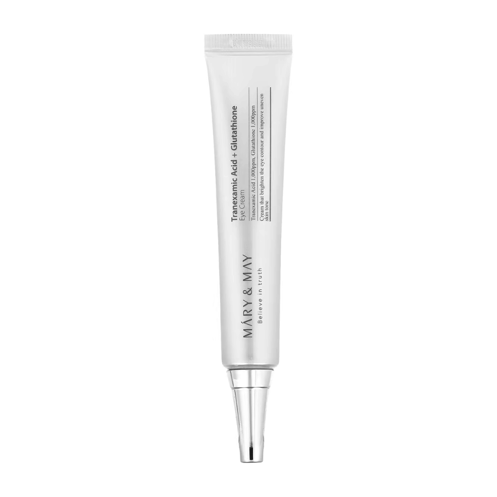 Slika izdelka bele tube MARY & MAY z "Tranexamic Acid + Glutathione Eye Cream". Besedilo na embalaži poudarja njegove lastnosti za posvetlitev in nego področja okoli oči. Tuba je zasnovana za enostavno in natančno nanašanje.