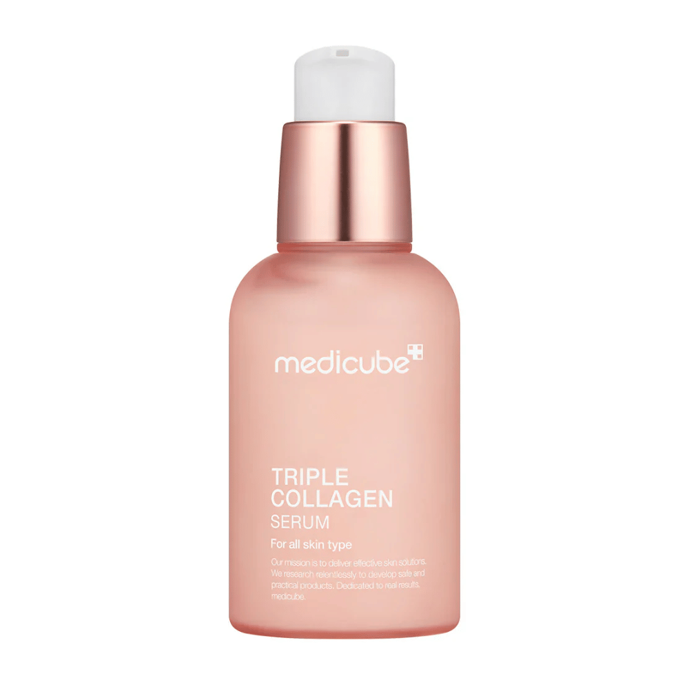 Rožnata steklenička Medicube Triple Collagen Serum, zasnovana za vse tipe kože. Gladka, zamrznjena steklenica z metalno rožnatim pokrovom in belo črpalko daje eleganten videz, besedilo pa poudarja serumovo formulo s trojnim kolagenom.