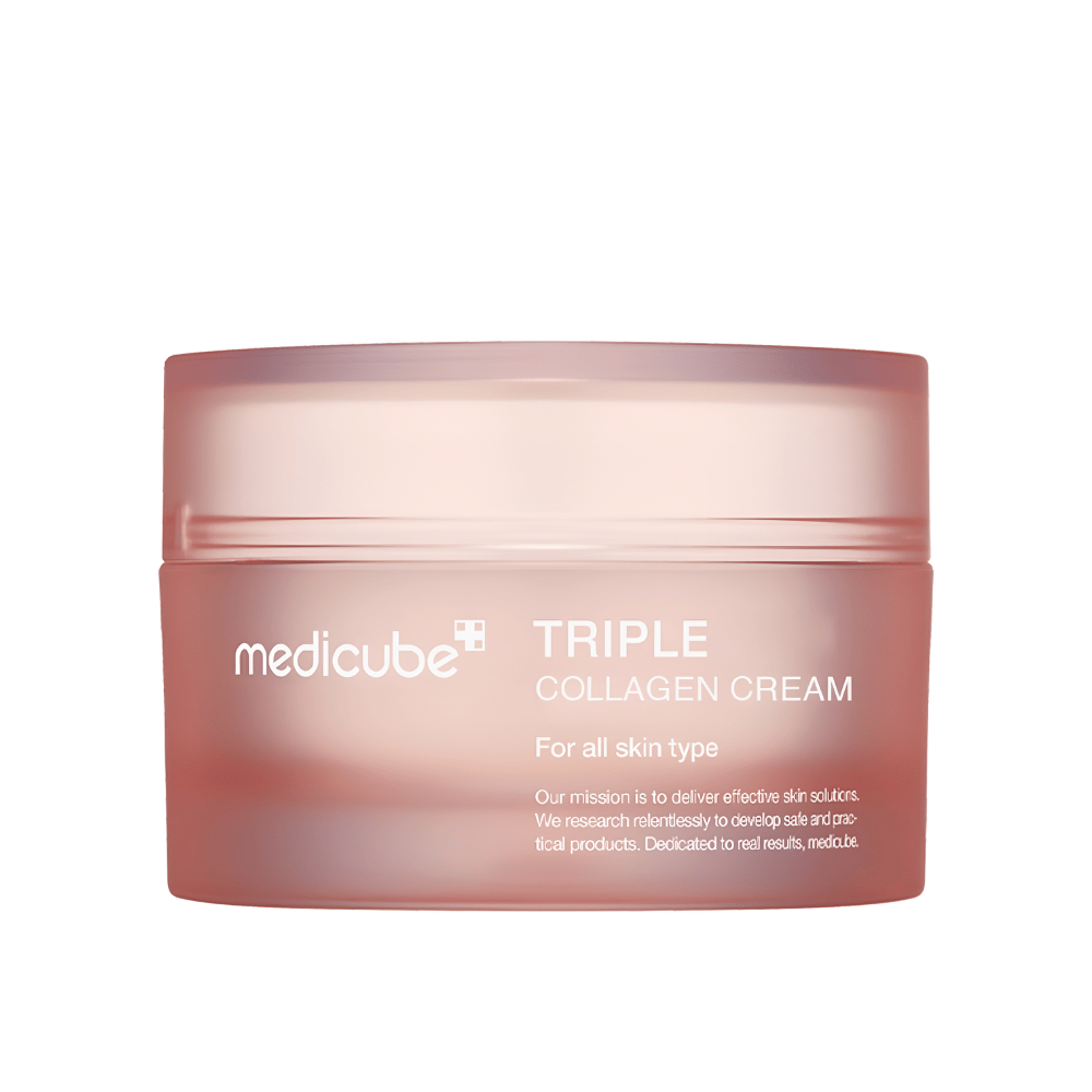 Slika prikazuje posodo kreme Medicube Triple Collagen Cream. Ta krema za obraz je zasnovana za vse tipe kože in obljublja izboljšanje elastičnosti kože in ravni vlažnosti. Dizajn je minimalističen z mehko rožnato barvo na embalaži.