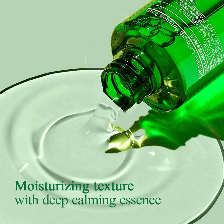 Slika prikazuje Pyunkang Yul Ultimate Calming Solution Toner, tonik za nego kože z vlažilno teksturo in globoko pomirjujočo esenco, ki se izliva na belo površino. Steklenica je zelena in tonik je videti zasnovan za pomirjanje in vlaženje kože.