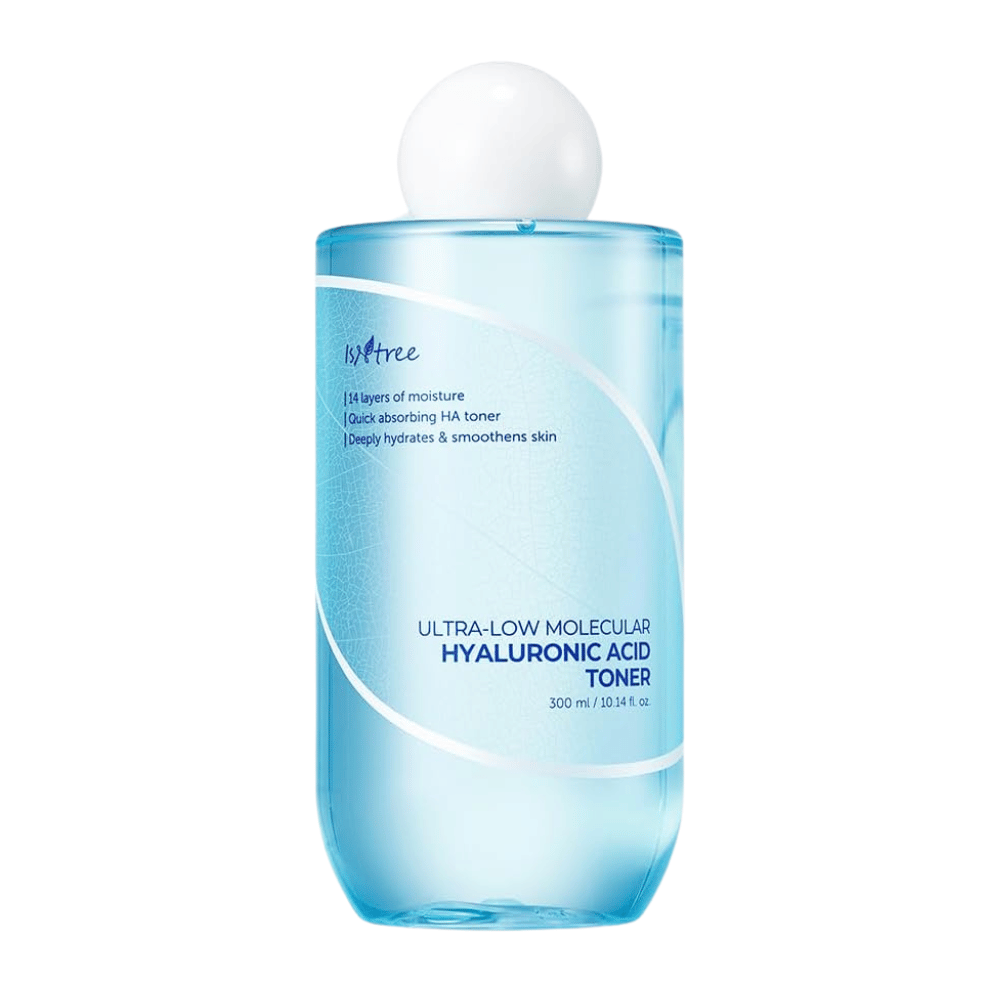 Slika izdelka Isntree Ultra-Low Molecular Hyaluronic Acid Toner, 300 ml. Steklenica je svetlo modra z belim besedilom in okroglim belim pokrovčkom, zasnovana za signalizacijo vlažilnih in pomirjujočih lastnosti.
