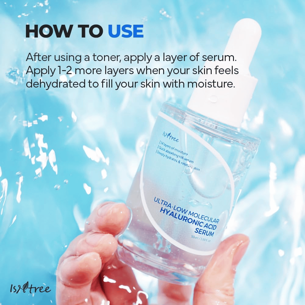 Isntree Ultra-Low Molecular Hyaluronic Acid Serum ki se nanese po tonik za obraz za intenzivno vlaženje, prikazan v roki z vodnimi kapljicami, lahek serum za suho in dehidrirano kožo.