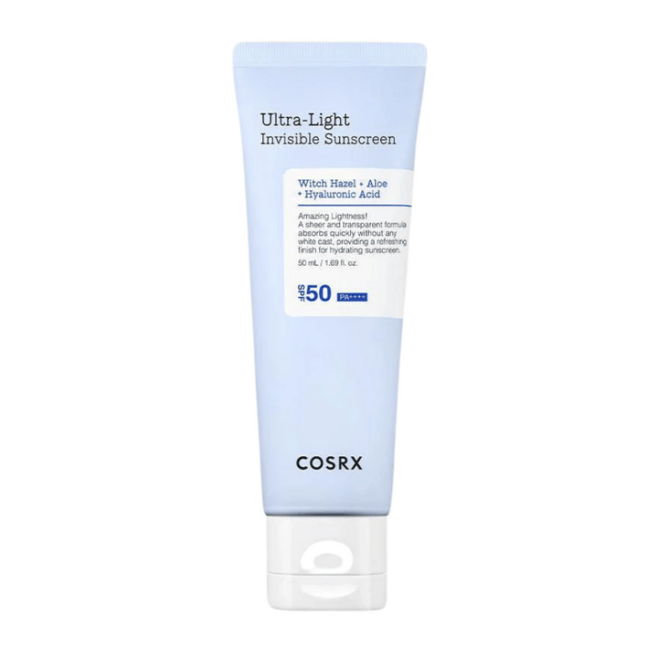 COSRX Ultra-Light Invisible Sunscreen v modri tubi z SPF 50 PA++++, vsebuje čarovniški lešnik, aloe vero in hialuronsko kislino – lahka formula brez belega filma za vlažilno zaščito pred soncem.