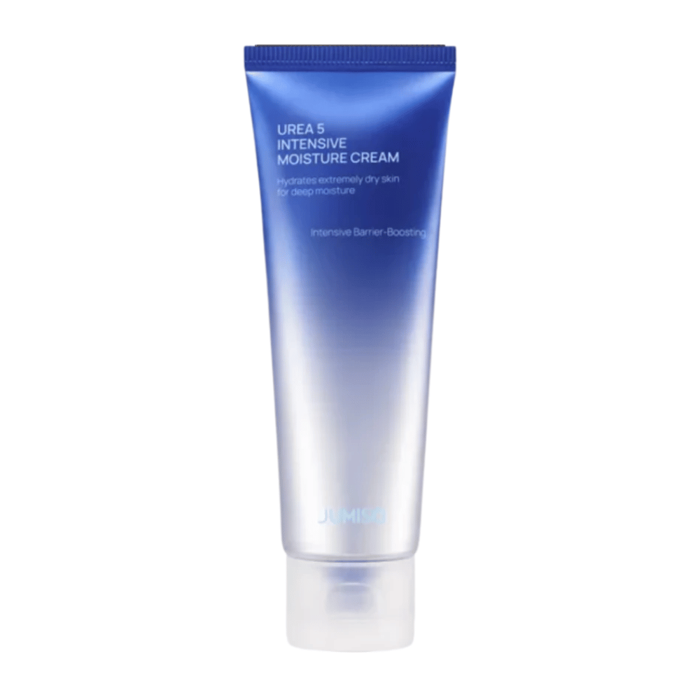 Izrezana produktna slika Jumiso Urea 5 Intensive Moisture Cream na belem ozadju. Modra tuba z minimalističnim dizajnom poudarja osredotočenost izdelka na intenzivno vlaženje in nego za krepitev kožne pregrade za zelo suho kožo.
