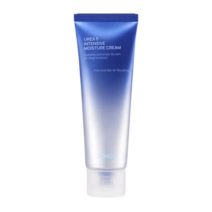 Izrezana produktna slika Jumiso Urea 5 Intensive Moisture Cream na belem ozadju. Modra tuba z minimalističnim dizajnom poudarja osredotočenost izdelka na intenzivno vlaženje in nego za krepitev kožne pregrade za zelo suho kožo.