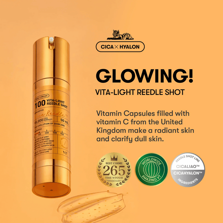 Zlata steklenica VT Cica Hyalon Vita-Light Reedle Shot 100hL, 50 ml, s črpalko in vitamin C kapsulami v ozadju, ter besedilo o prednostih sijaja in jasnosti izdelka.