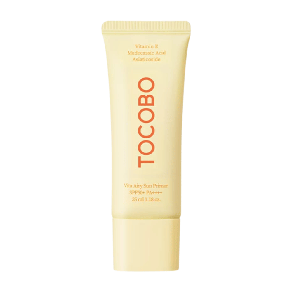 TOCOBO Vita Airy Sun Primer združuje SPF50+ s funkcijo primerja. Vsebuje vitamin E in madecassoside za pomiritev, zaščito in enakomeren zaključek.