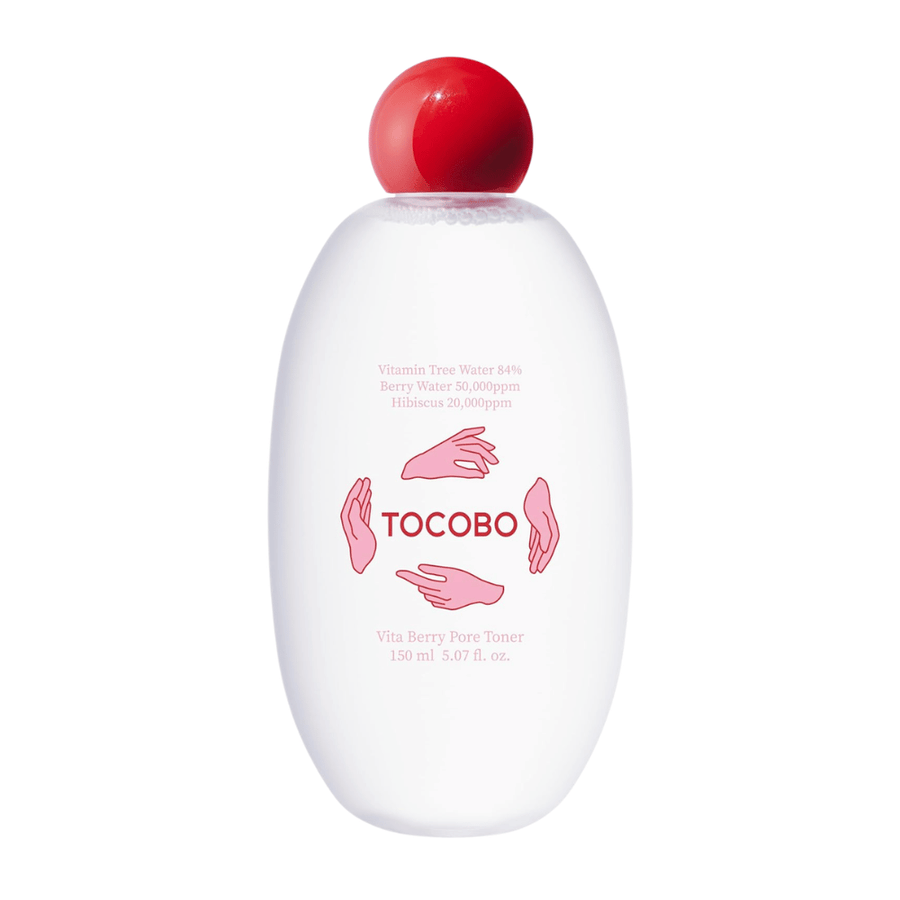 Izrezana slika izdelka TOCOBO Vita Berry Pore Toner, ki prikazuje minimalistično zasnovo z belo stekleničko in rdečim pokrovčkom na svetlem ozadju.