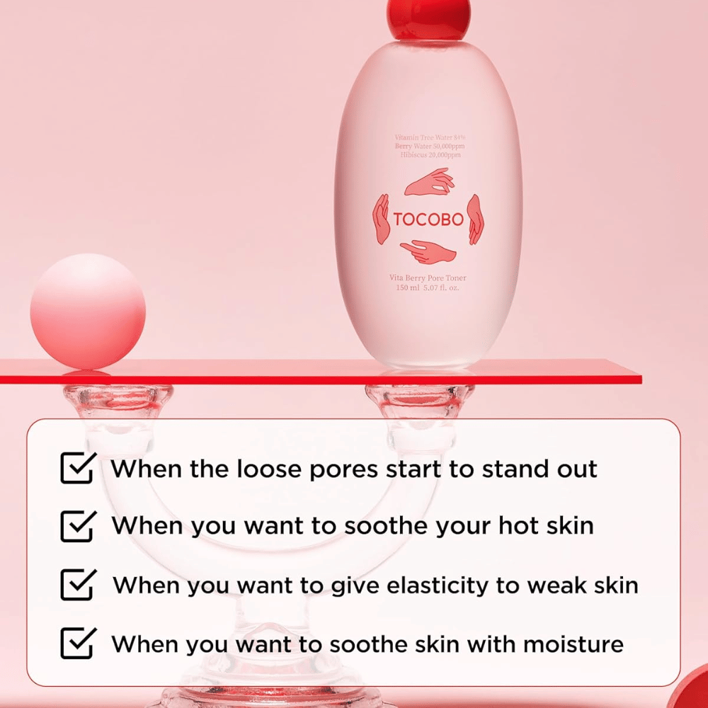 Slika izdelka TOCOBO Vita Berry Pore Toner, postavljenega na elegantnem rožnatem podstavku, s poudarkom na negi por, vlaženju in pomirjujočem učinku na kožo.