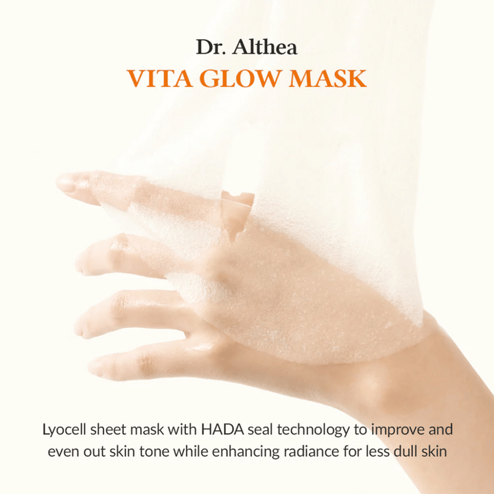 Roka drži lyocell sheet masko Dr. Althea Vita Glow Mask. Maska izboljšuje sijaj in enakomernost kože s tehnologijo HADA Seal.