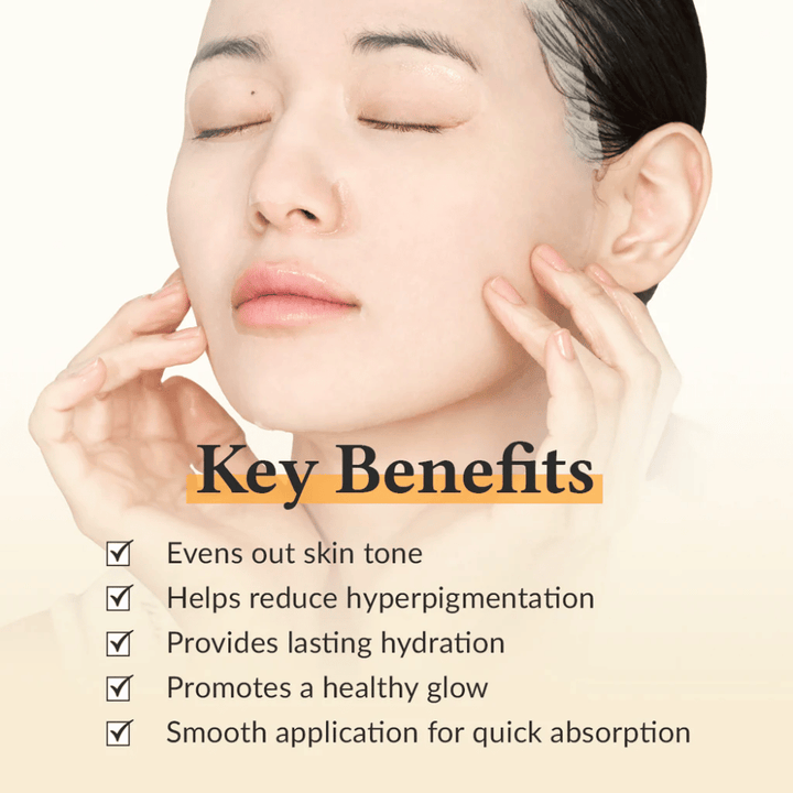 Ženska nanaša Dr. Althea Vita Glow Mask z zaprtimi očmi. Slika prikazuje prednosti izdelka: enakomernejši ton kože, zmanjšana hiperpigmentacija in dolgotrajna vlažnost.