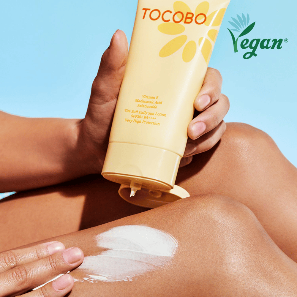 Nanos Tocobo Vita Soft Daily Sun Lotion na kožo z lahko formulo, ki se hitro vpije brez lepljivosti in zagotavlja zaščito SPF50+
