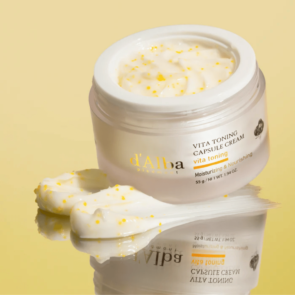 d'Alba Vita Toning Capsule Cream tekstura – krema za obraz z belimi kapsulami, ki se stopijo v kožo in pomagajo vlažiti ter zagotoviti jasnejši ten kože.
