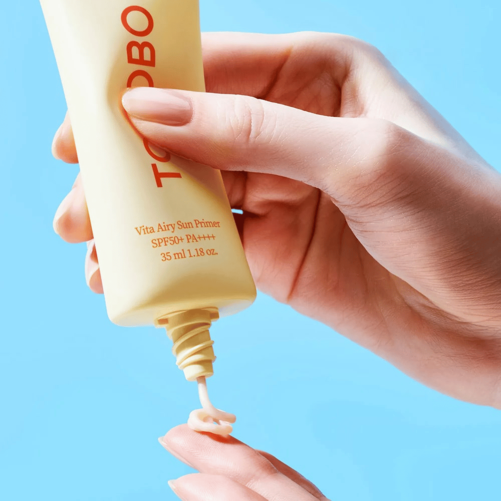 TOCOBO Vita Airy Sun Primer ima lahko in svilnato teksturo, ki se zlije v kožo brez lepljivosti. Popolna kot podlaga pod ličila – z visokim zaščitnim faktorjem!