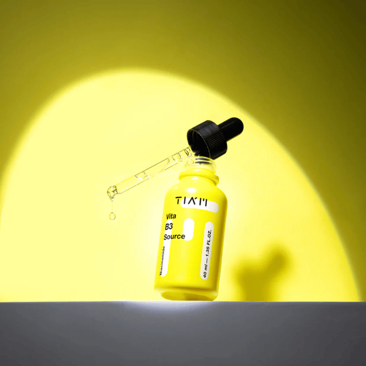 TIA'M Vita B3 Source – niacinamid serum v rumeni steklenički s pipeto, zasnovan za posvetlitev kože in jasnejši ten kože.