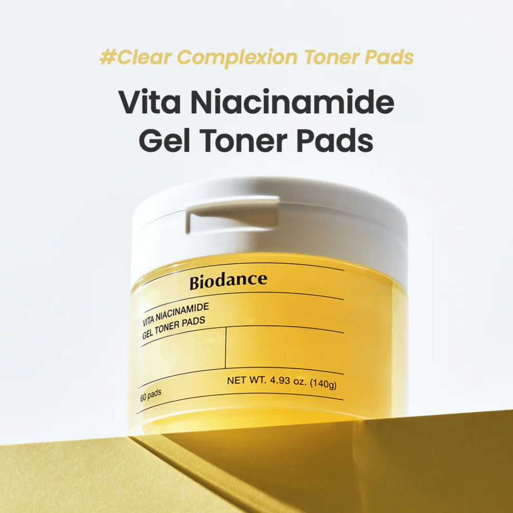 Biodance Vita Niacinamide Gel Toner Pads – posoda s 60 blazinicami za jasnejši ten kože, prikazana na rumenem podiju z jasno etiketo in sodobnim dizajnom.