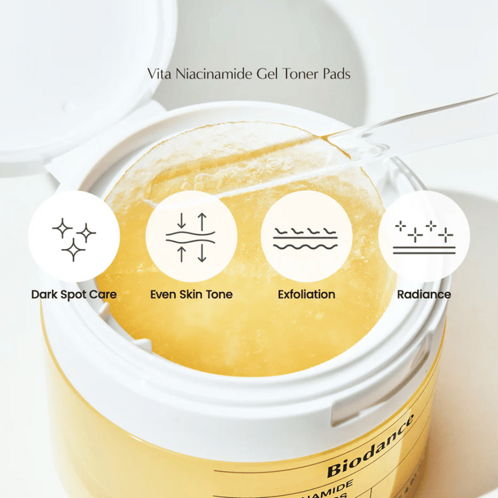 Biodance Vita Niacinamide Gel Toner Pads – eksfoliacijske blazinice za enakomernejši ten kože, sijaj in zdravljenje temnih madežev, prikazane v odprti posodi s pinceto.