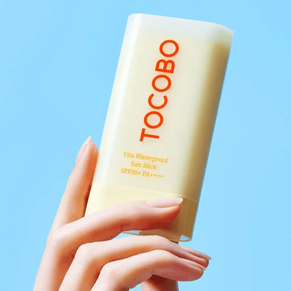 TOCOBO Vita Waterproof Sun Stick zagotavlja učinkovito zaščito z SPF50+ PA++++. Popolna za občutljivo kožo, se zlije brez lepljenja in je vodoodporna za aktivne dni.