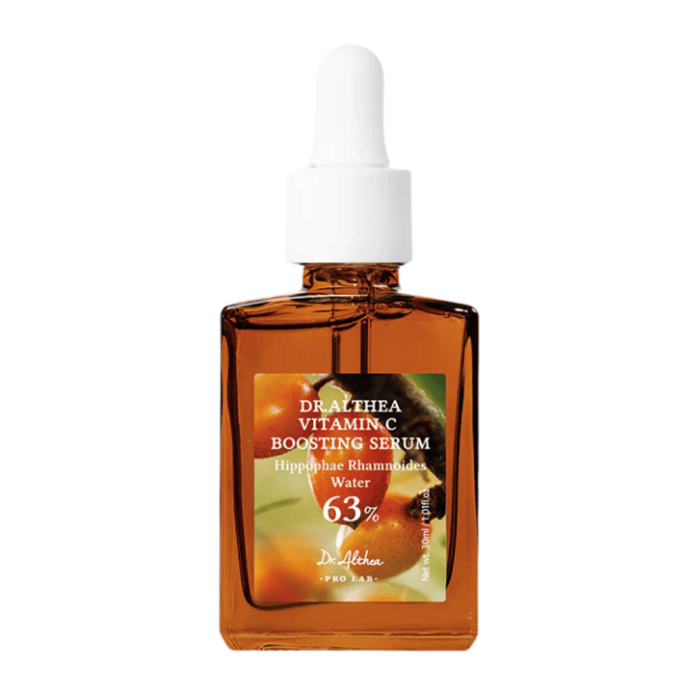 Dr. Althea Vitamin C Boosting Serum vsebuje 63% rakitovčeve vode in je zasnovan za izenačevanje tena kože ter zmanjšanje temnih madežev. Ta učinkovita formula koži daje sijoč lesk in spodbuja obnovo celic za mladostnejši videz.