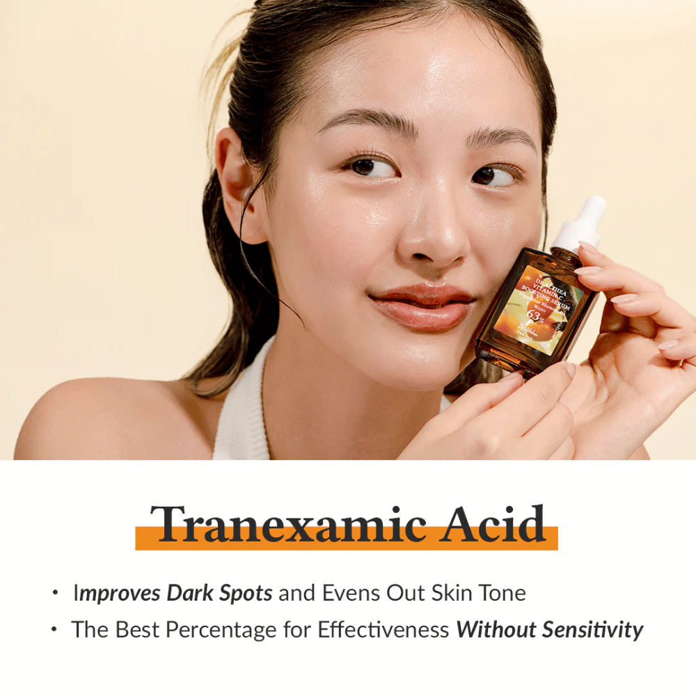 Ta slika prikazuje izdelek, ki vsebuje traneksaminsko kislino, znano po izboljšanju temnih madežev in izenačevanju tena kože. Izdelek ponuja učinkovito koncentracijo, ki je nežna in zmanjšuje tveganje za draženje kože.