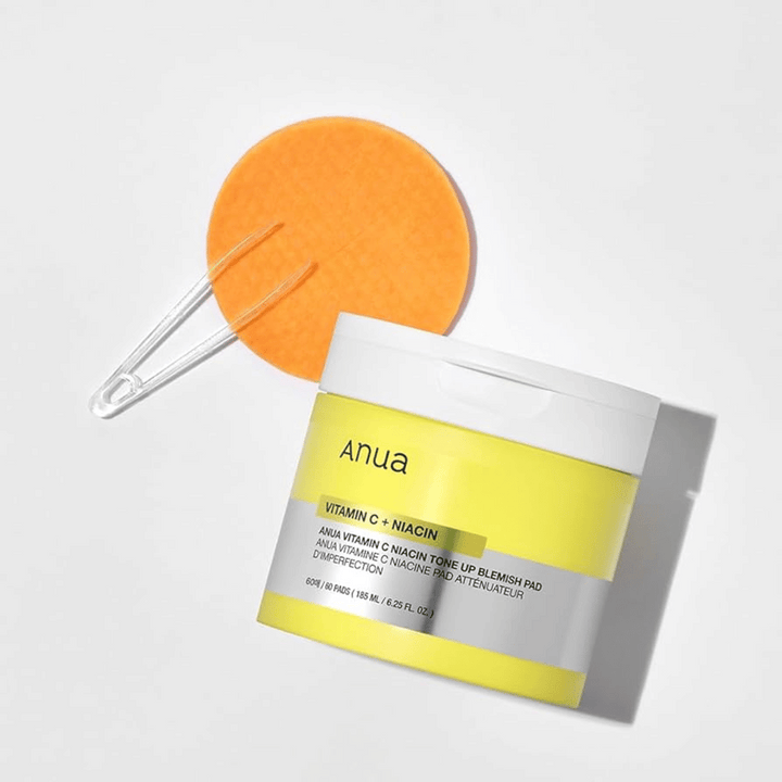 Anua Vitamin C + Niacin Tone Up Blemish Pad – Osvežilne tonirne blazinice za enakomeren ten kože.

🍊 Vitamin C – Daje koži sijaj in zmanjšuje temne lise.
💧 Niacinamid – Izboljša elastičnost kože in zmanjša neenakosti.
🧖‍♀️ Nežno eksfoliranje – Odstrani odmrle kožne celice za bolj čisto kožo.

Popolno za sijočo in enakomerno kožo!