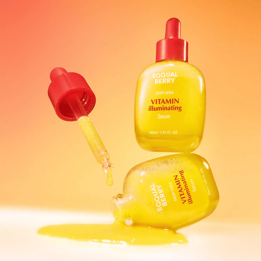 Equal Berry Vitamin Illuminating Serum v svetleči rumeni steklenički z rdečo pipeto. Tekoča tekstura in energično ozadje ustvarjata živahen in svež občutek.