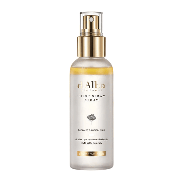d'Alba White Truffle First Spray Serum je ekskluziven sprej serum, ki vlaži in daje sijočo kožo. Z izvlečkom bele tartufine iz Italije in dvojno delujočo formulo, ta serum zagotavlja tako prehrano kot sijaj za svežejši ten kože.
