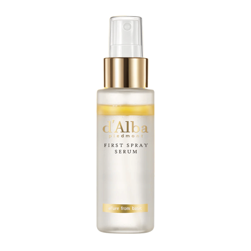 d'Alba White Truffle First Spray Serum je razkošen sprej serum, ki zagotavlja intenzivno vlaženje in sijaj koži. Obogaten z izvlečkom bele tartufine iz Italije, ta serum pomaga izboljšati elastičnost kože in daje sijoč, svež videz.