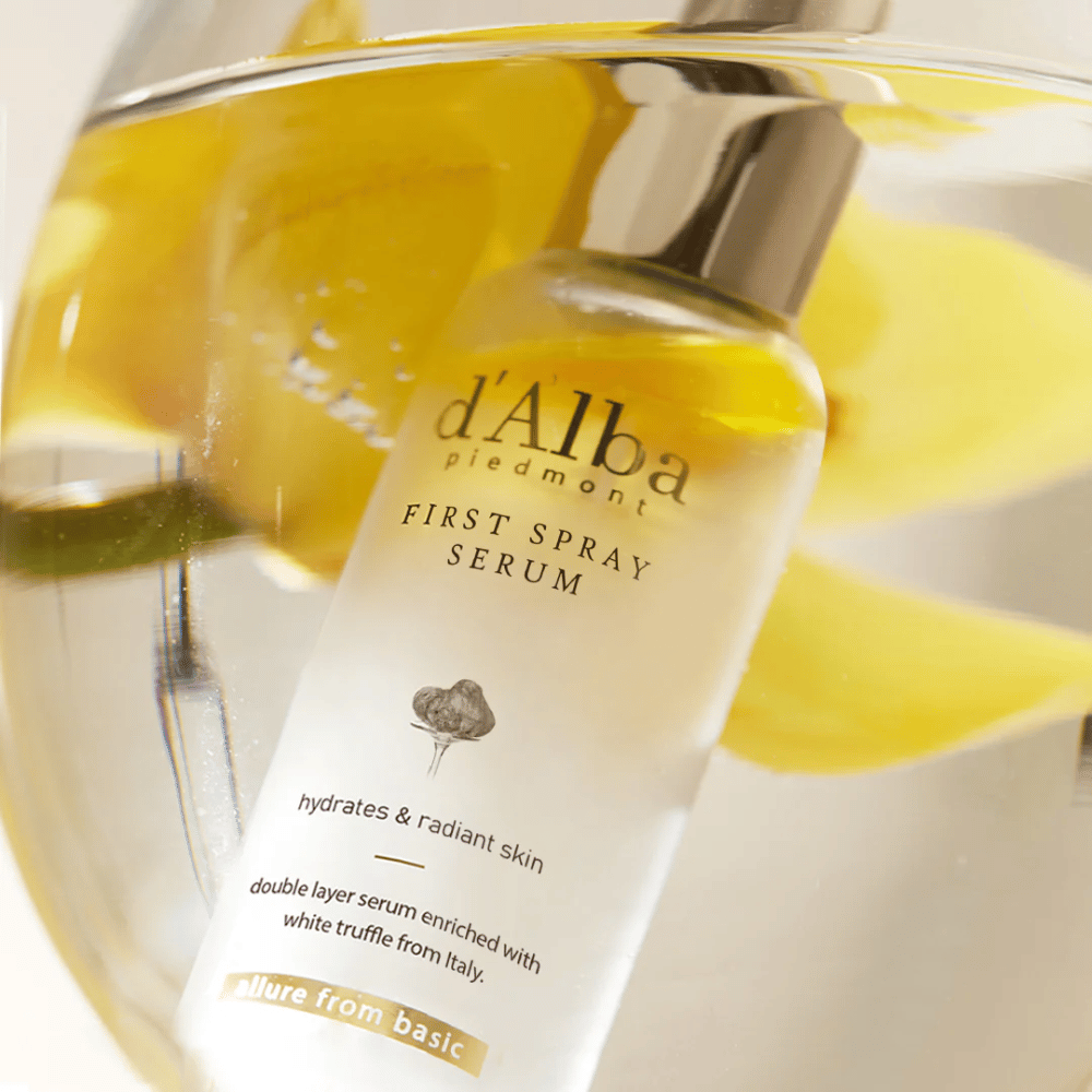 d'Alba White Truffle First Spray Serum ponuja osvežujoč pršec z intenzivno vlago in sijočim sijajem, zahvaljujoč svoji edinstveni formulaciji z izvlečkom bele tartufine iz Italije. Popoln za hitro osvežitev in prehrano kože čez dan.