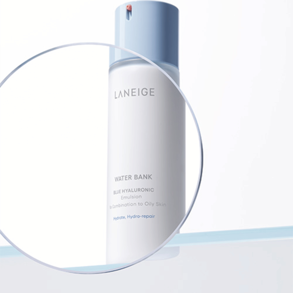 LANEIGE Water Bank Blue Hyaluronic Emulsion s svetlo modro črpalko, videna skozi povečevalno steklo na beli podlagi z modrim robom.