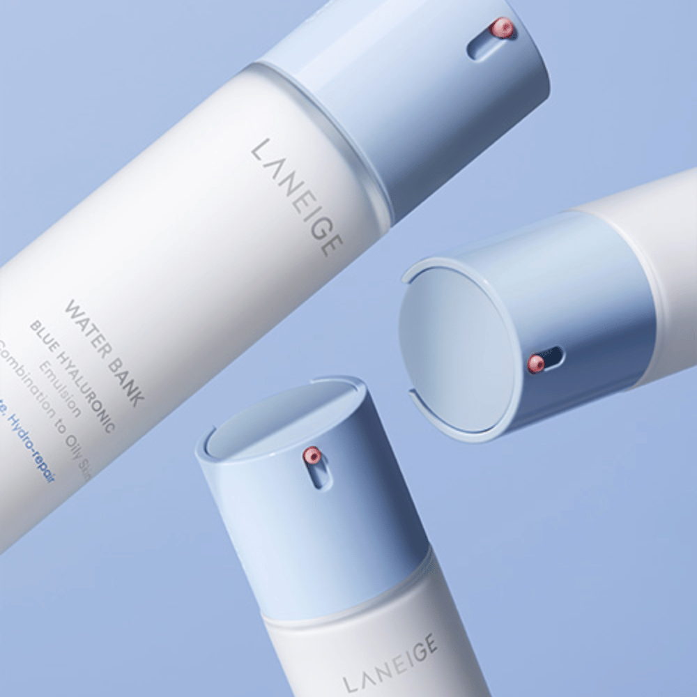 Tri steklenice LANEIGE Water Bank Blue Hyaluronic Emulsion s svetlo modrimi črpalnimi glavami na modrem ozadju, prikazane iz različnih kotov.