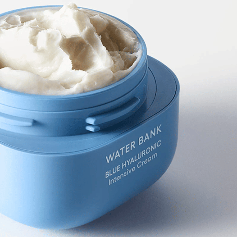 Odprt lonček LANEIGE Water Bank Blue Hyaluronic Intensive Cream, ki prikazuje bogato kremasto konsistenco, na svetli podlagi.
