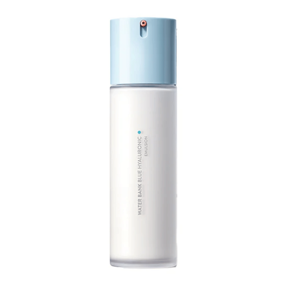 LANEIGE Water Bank Blue Hyaluronic Emulsion v beli steklenici s svetlo modro črpalko in minimalističnim dizajnom, prikazana na beli podlagi.