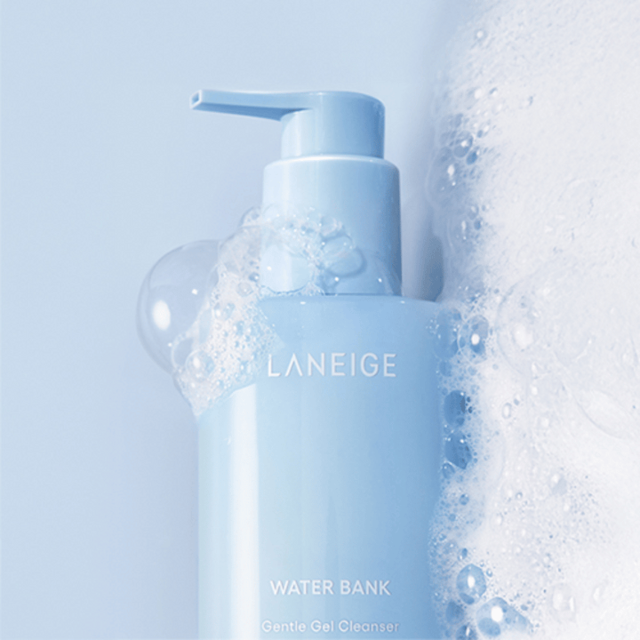 LANEIGE Water Bank Gentle Gel Cleanser prekrit z peno in mehurčki na svetlo modri podlagi, kar nakazuje čiščenje in svežino.