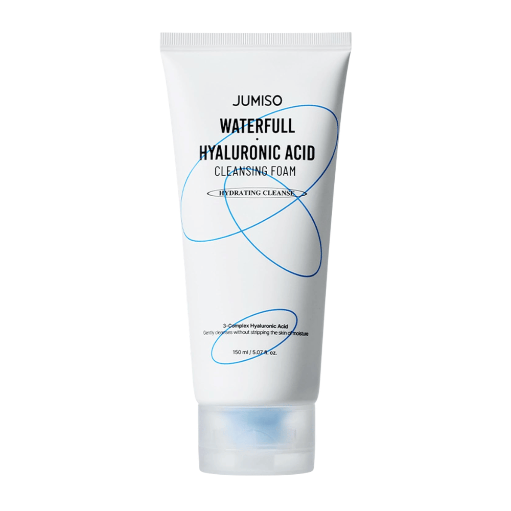 Jumiso Waterfull Hyaluronic Acid Cleansing Foam predstavljen na belem ozadju. Vlažilno čistilo za obraz s hialuronsko kislino, ki kožo nežno očisti, ne da bi porušilo njeno naravno ravnovesje vlage.