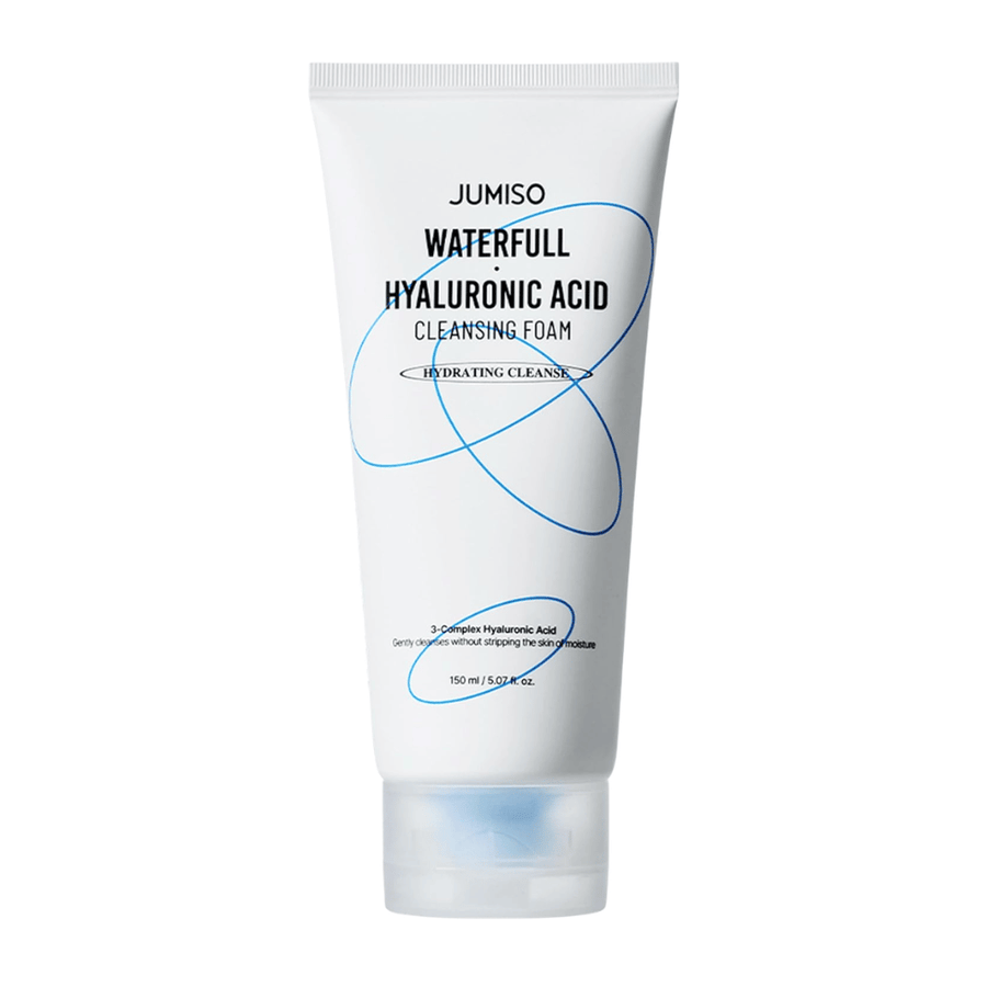 Jumiso Waterfull Hyaluronic Acid Cleansing Foam predstavljen na belem ozadju. Vlažilno čistilo za obraz s hialuronsko kislino, ki kožo nežno očisti, ne da bi porušilo njeno naravno ravnovesje vlage.