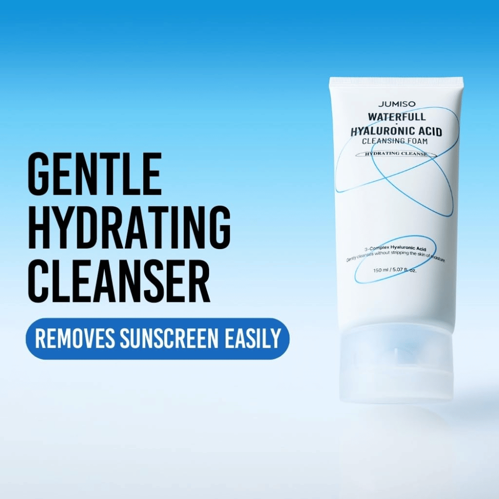 Slika izdelka Jumiso Waterfull Hyaluronic Acid Cleansing Foam na modrem ozadju. Poudarek je na nežnem in vlažilnem čistilu za obraz, ki učinkovito odstrani zaščito pred soncem in vsakodnevne nečistoče.