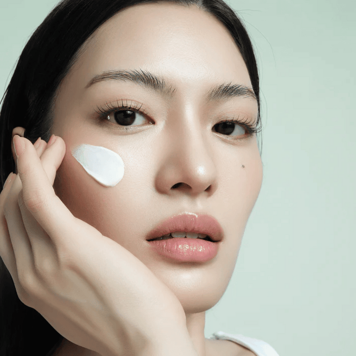 Model nanaša d’Alba Waterfull Mild Sun Cream SPF 50+ na obraz. Lahka, vlažilna zaščita pred soncem z mineralnim filtrom, popolna za vsakodnevno uporabo in občutljivo kožo.