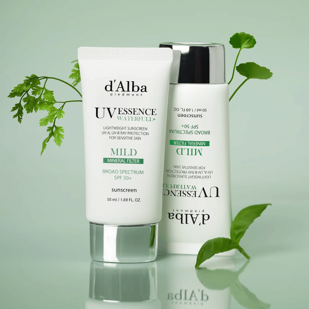 d’Alba Waterfull Mild Sun Cream SPF 50+ fotografirana z zelenimi listi. Blaga sončna krema na mineralni osnovi s širokospektralno zaščito in vlažilno formulo za občutljivo kožo.